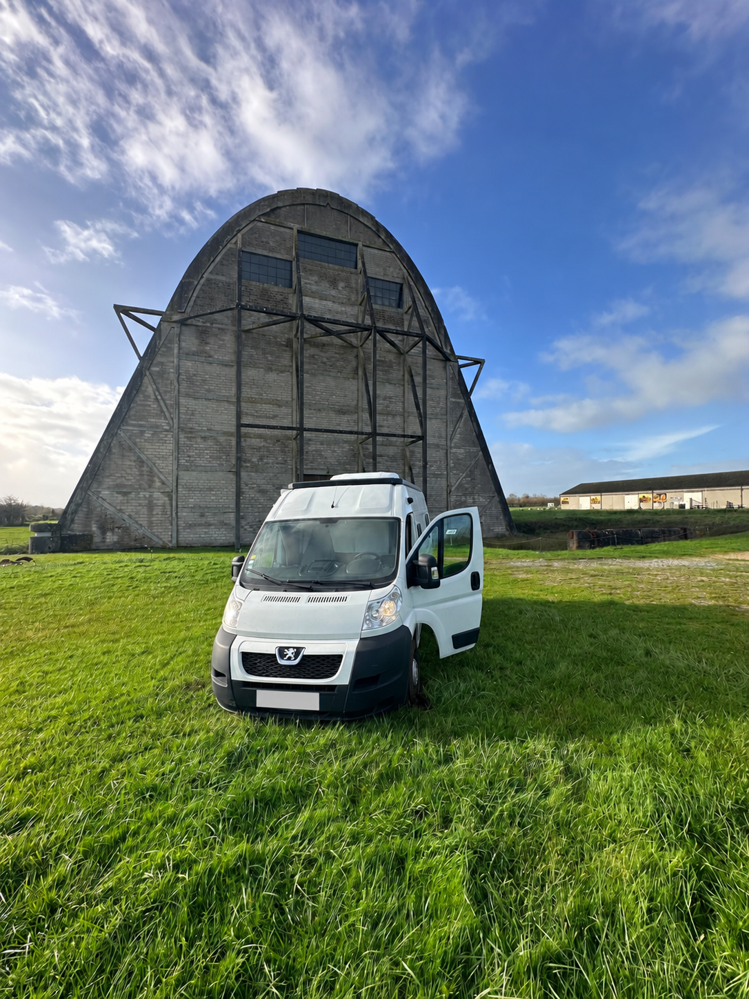 Freedomvan devant le hangar à dirigeables d’Écausseville, en Normandie