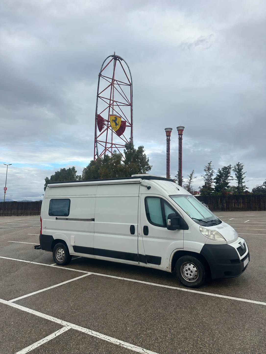 Freedomvan devant les montagnes russes de Ferrari Land
