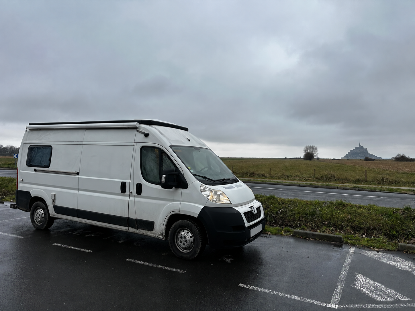 Freedomvan devant le Mont-Saint-Michel